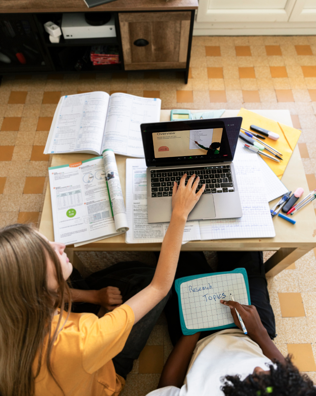 Estudiante recibiendo clases de matemática online con tutor especializado en laptop