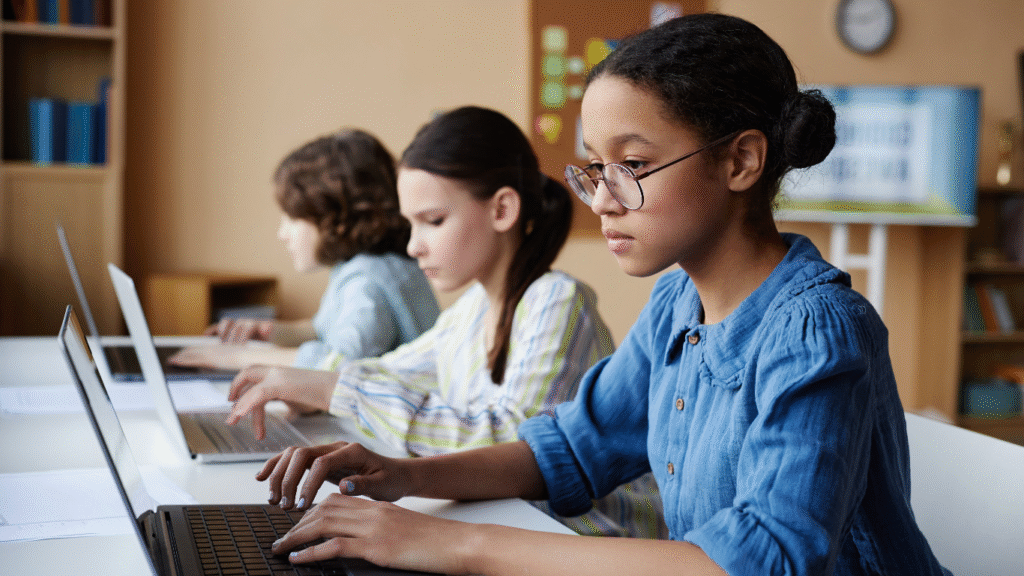Alumno estudiando matemáticas online con apoyo de un profesor en videollamada